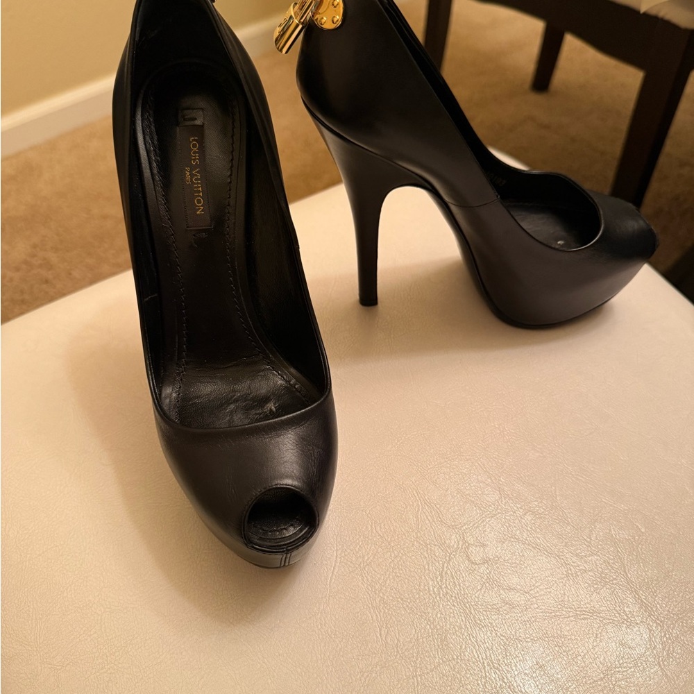 Louis Vuitton Elegant Black Heels with Gold Accent - Picture 5 of 5